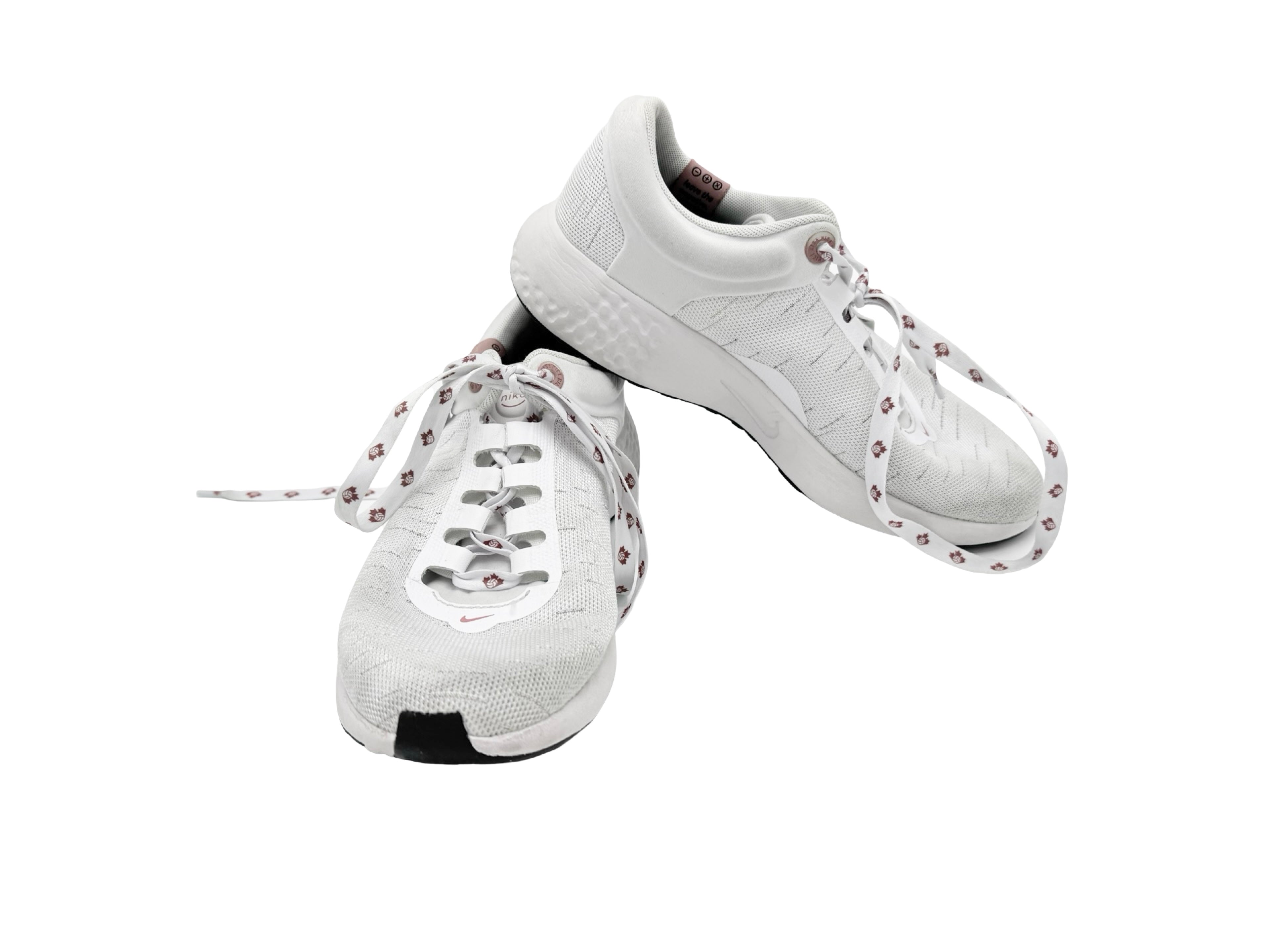 white nike shoes runners